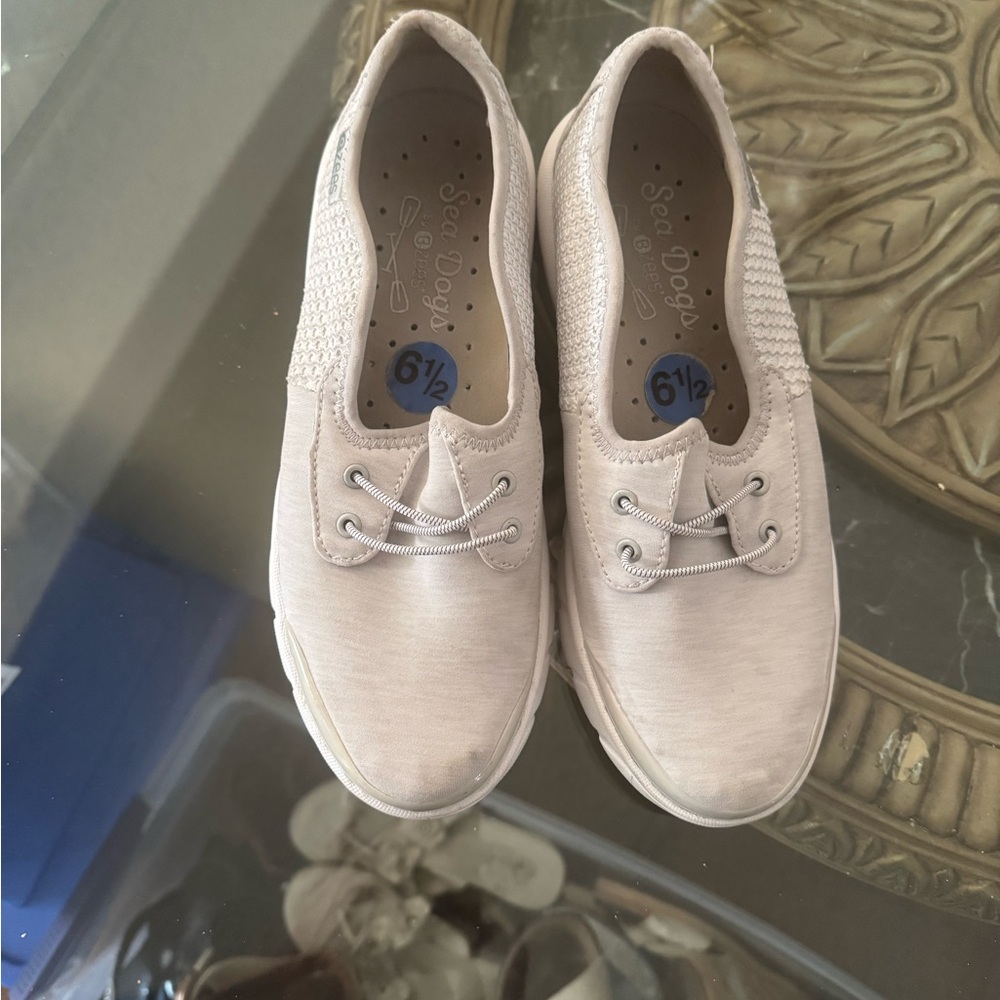 A pair of size 7 sneakers